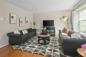 4BR Townhome, Close to Shops & Restaurants, 40 Mins to DC